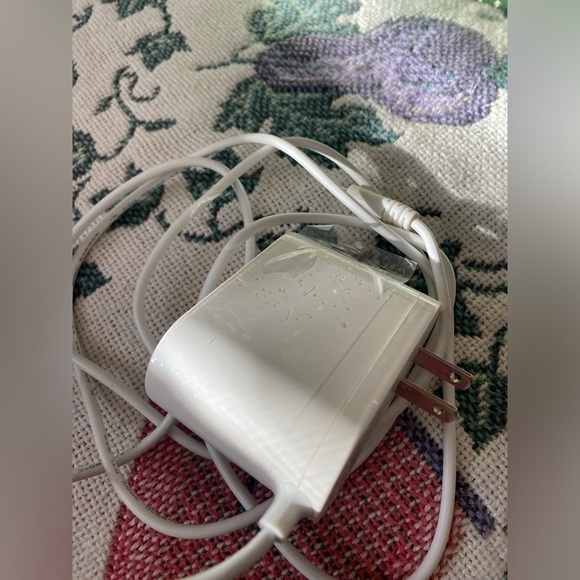 LIKE NEW POWER ADAPTER - Picture 2 of 5